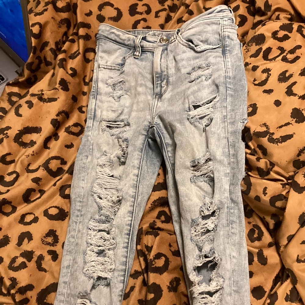 Light wash skinny ripped American eagle jeans